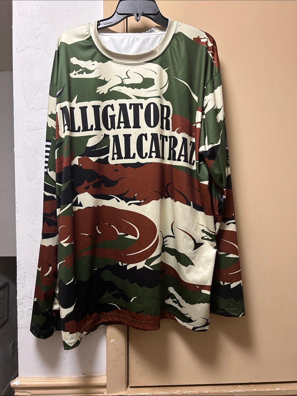ALLIGATOR ALCATRAZ Men’s Long Sleeve Camouflage T-shirt with Alligator graphics